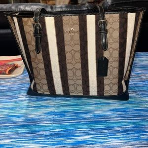Coach handbag, zipper inside
